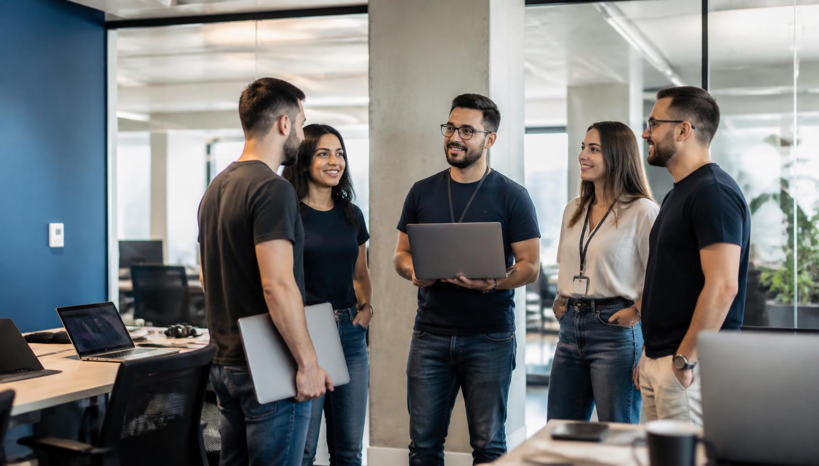 Equipe da Rastek reunida no escritório durante uma reunião de trabalho